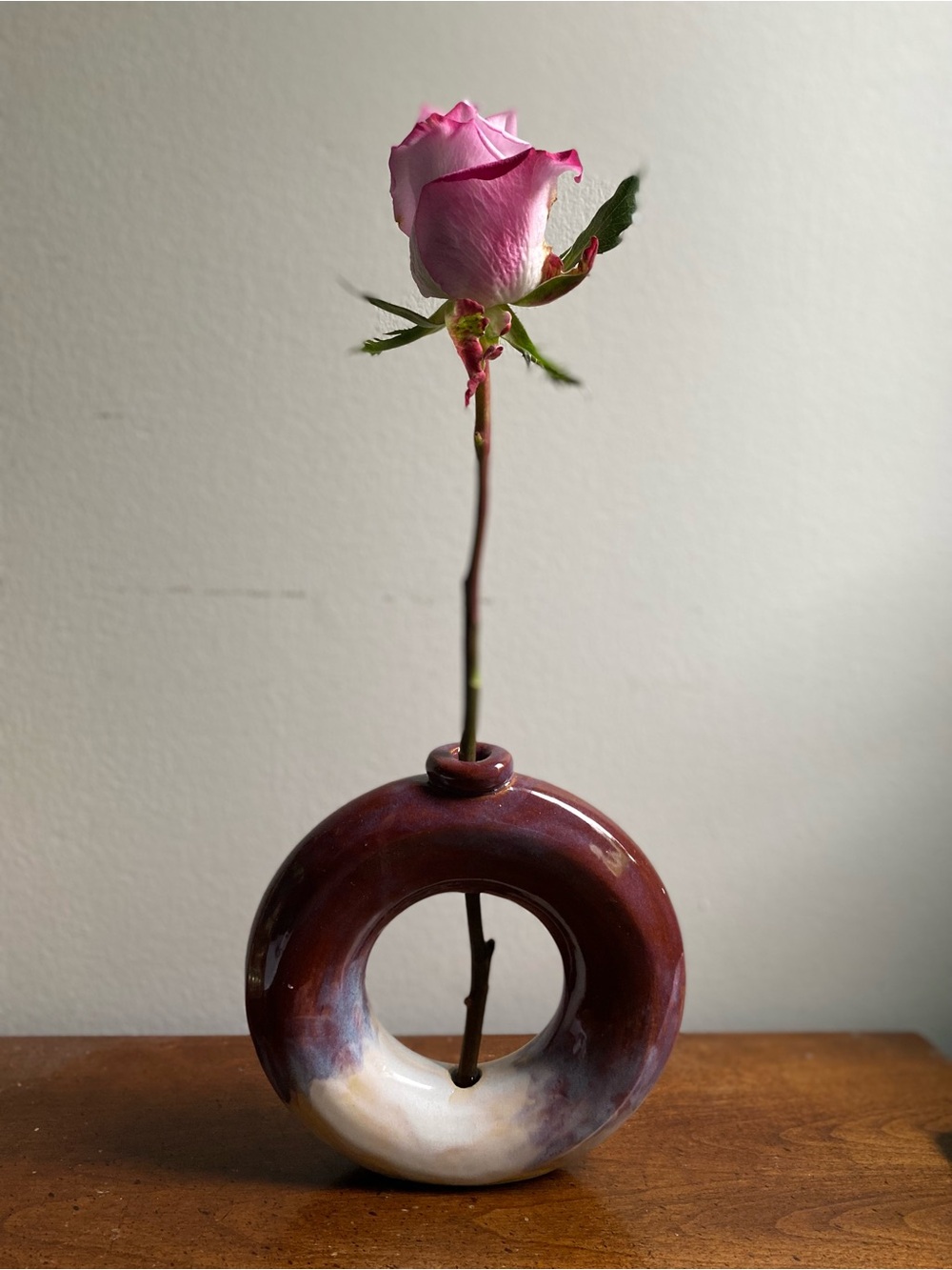 Round Donut Ceramic Bud Vase in Maroon and White